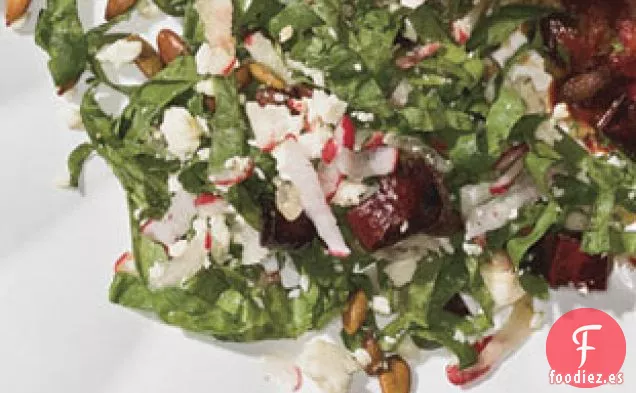 Ensalada De Espinacas Y rábanos Con Chiles Crujientes Y Pepitas