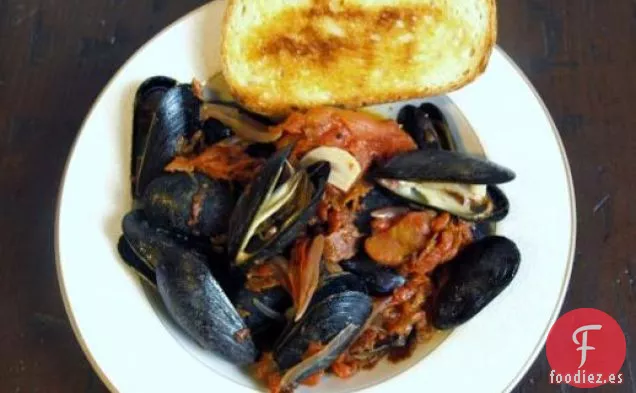 Mejillones en Caldo de Chorizo y Tomate