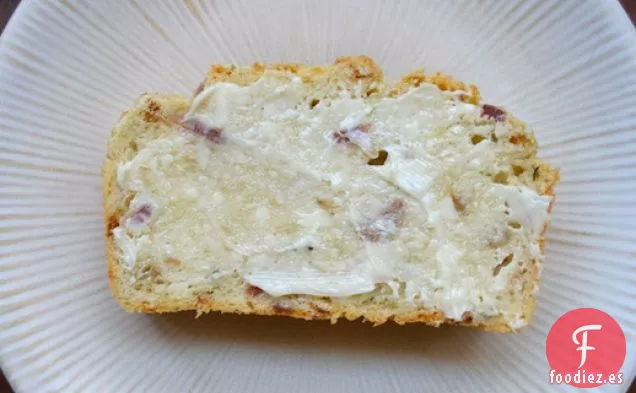Pan de Cerveza con Tocino, Cebolla y Queso Cheddar
