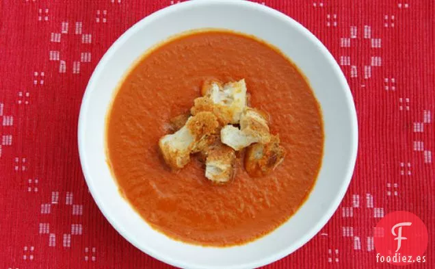 Sopa de Tomate Tostada con Azúcar Morena con Croutones de Queso Cheddar