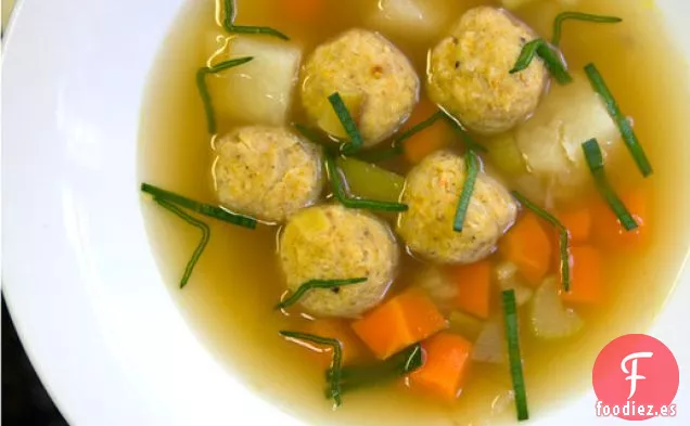 Sopa de Pollo Einat Admony's Con Gondi (Albóndigas de Pollo y Garbanzos Iraníes)