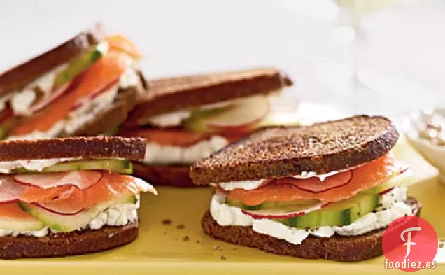 Salmón Ahumado y Queso de Cabra sobre Pan de Centeno