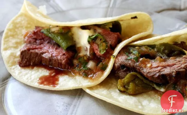 Tacos de Carne con Salsa de Chile Verde de Tomate Asado