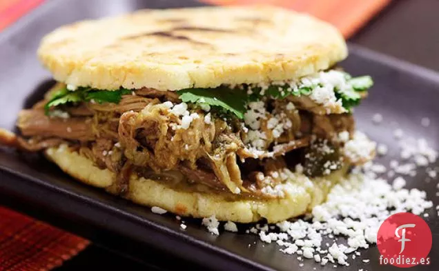 Arepas al estilo Venezolano con Carne de Cerdo Desmenuzada (Arepas Rumberas)