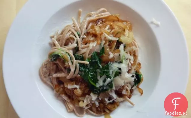 Pasta Con Yogur, Espinacas Y Cebollas Dulces