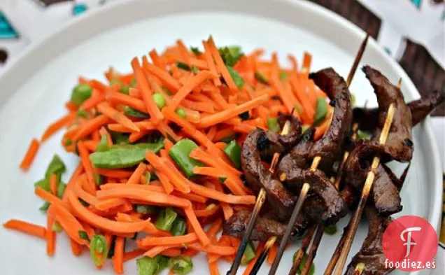 Brochetas De Solomillo Vietnamita Con Ensalada De Zanahoria Picante
