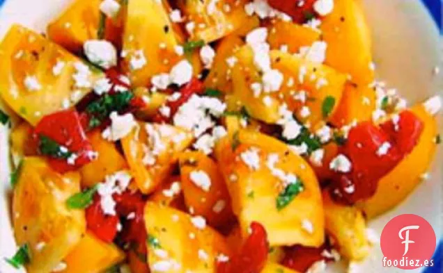 Saludable y Deliciosa: Ensalada de Tomate Amarillo con Pimiento Rojo Asado, Queso Feta y Menta