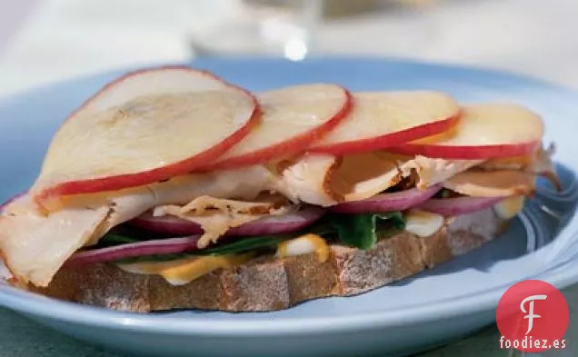 Sándwich de Pavo Abierto con Manzana y Havarti