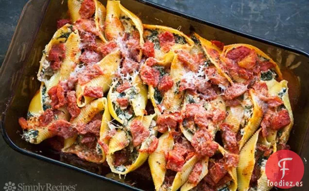 Salchichas, Espinacas, Cáscaras de Pasta Rellenas de Ricota