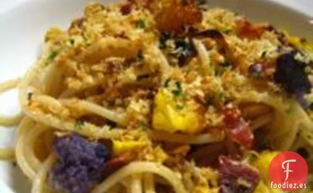 Carne Ligera: Espaguetis con Coliflor Asada con Pan Rallado de Tocino