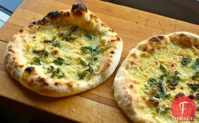 Pizza de Fontina, Parmesano y Orégano Fermentada en frío