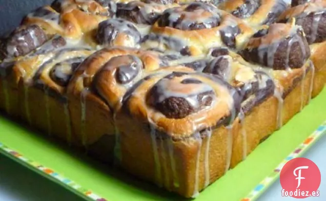 Horneado de Pan: Panecillos Dulces en Blanco y Negro