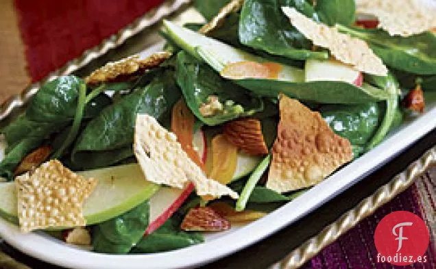 Ensalada De Espinacas Con Crutones De Manzana, Albaricoques Secos y Papadam