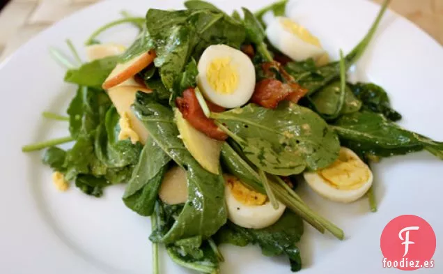 Cena de esta noche: Ensalada de Manzana, Rúcula y Panceta con Huevos de Codorniz