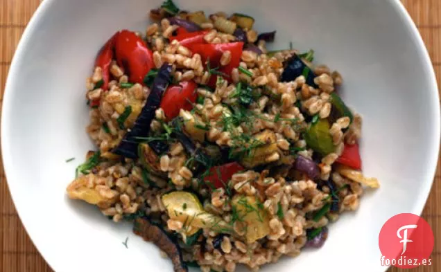 Cena Esta Noche: Ensalada Italiana de Farro con Verduras Asadas