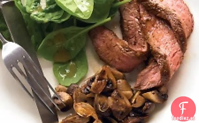 Filete A Fuego Lento Con Champiñones Asados Y Ensalada De Espinacas