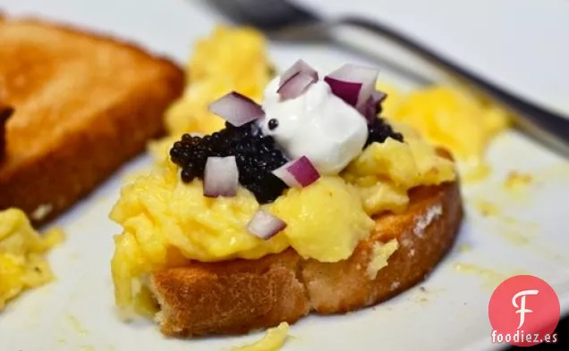Delicioso en Cinco Minutos o Menos: Huevos Revueltos Cremosos con Caviar