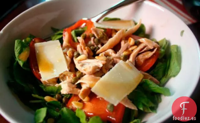Cena de esta noche: Ensalada de Pollo Caliente con Rúcula, Alcaparras y Piñones
