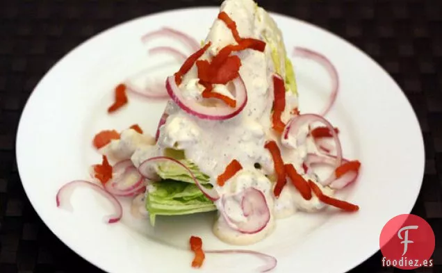 Cena de esta noche: Cuña de Iceberg con Tocino Caliente y Aderezo de Queso Azul