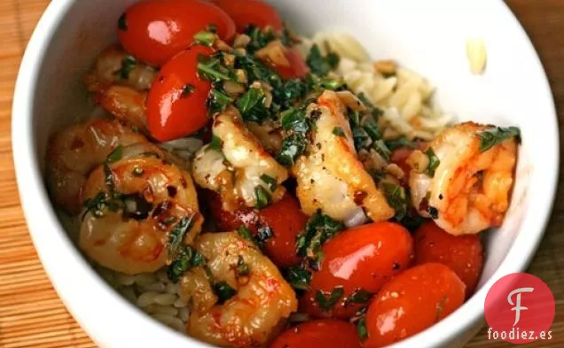 Cena de esta noche: Camarones al Ajo con Albahaca, Tomates y Hojuelas de Pimienta