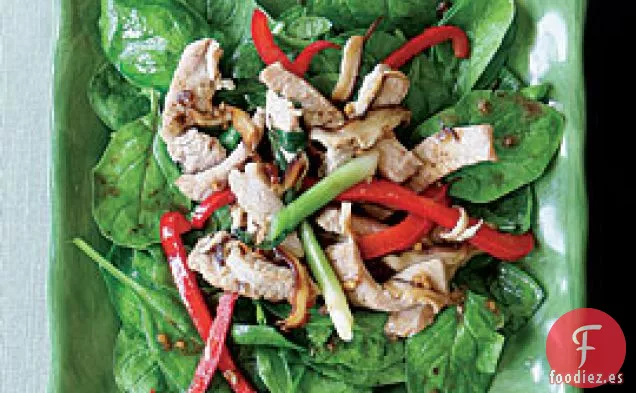 Ensalada De Espinacas Con Cerdo Salteado y Vinagreta de Jengibre Caliente