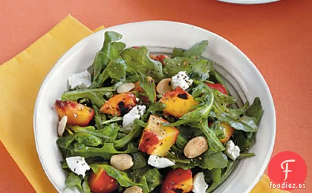 Ensalada de Frutas de Hueso a la Parrilla con Queso de Cabra y Almendras