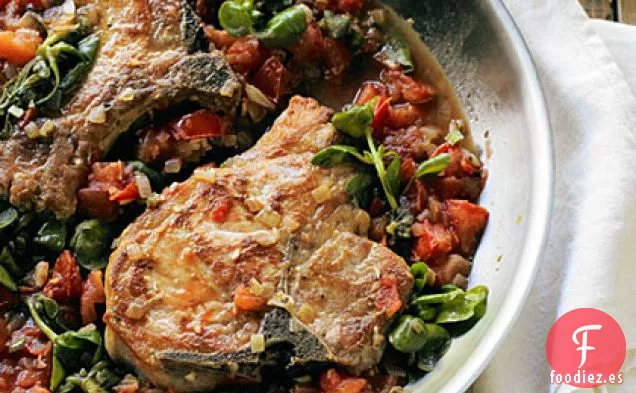 Chuletas de Cerdo con Verdolaga Dorada y Salsa de Tomate Fresca