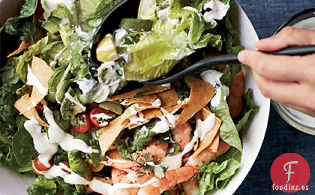 Ensalada Mexicana de Camarones y Aguacate con Chips de Tortilla