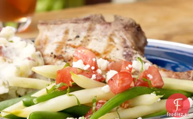 Ensalada de Frijoles Verdes y Amarillos con Aderezo Grueso de Tomate y Queso Feta