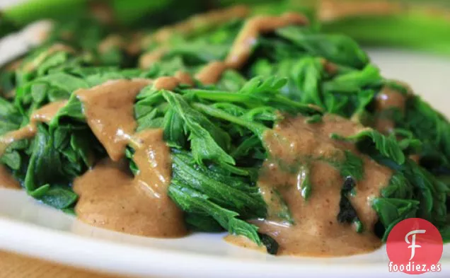 Verduras de Crisantamo con Aderezo de Semillas de Sésamo