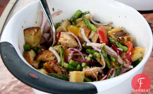 Cena de Esta Noche: Panzanella de Espárragos a La Parrilla