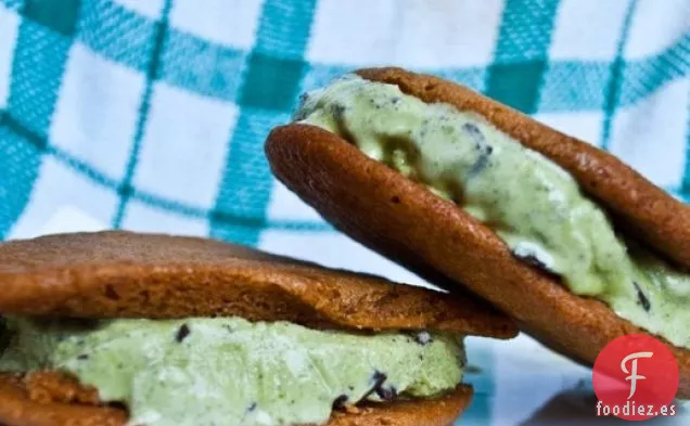 Sándwiches de Helado con Chispas de Chocolate y Albahaca y Limón