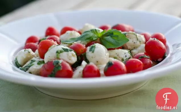 Ensalada de Mozzarella Marinada, Tomate Cherry y Albahaca