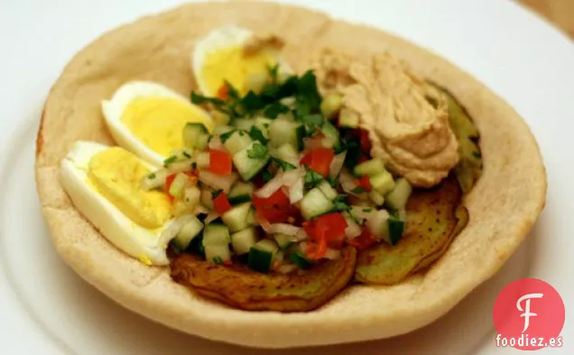 Cena de Esta Noche: Sabich (Sándwich de Berenjena con Huevos Duros)