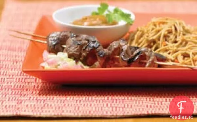 Satay de Ternera a la Parrilla con Lo Mein Asiático