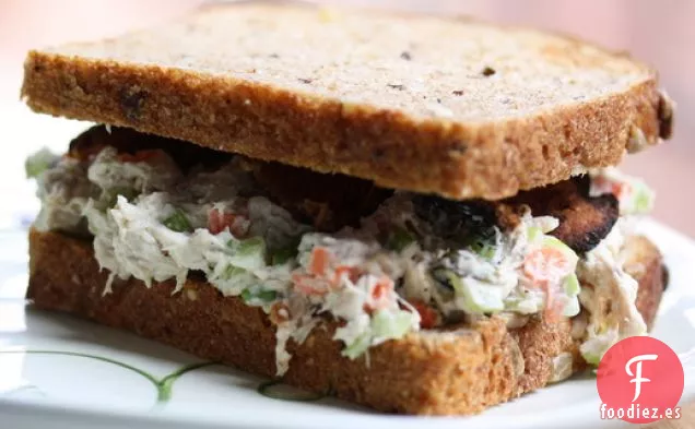 Coma Por Ocho Dólares: Sándwiches Crujientes de Ensalada de Pollo con Tocino