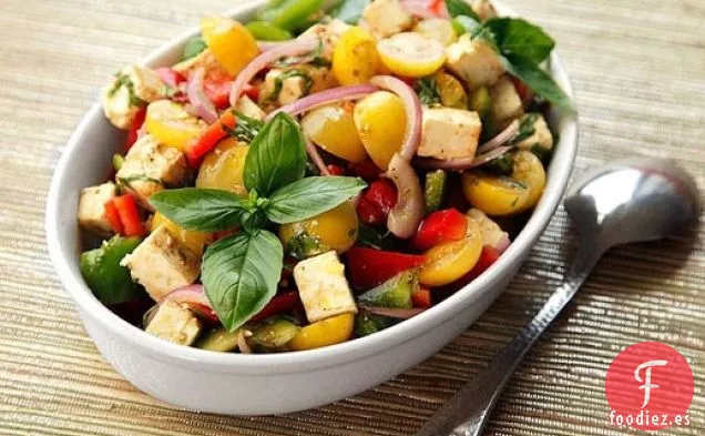 Ensalada Mediterránea Picada con Tomates, Pimientos, Queso Feta y Albahaca