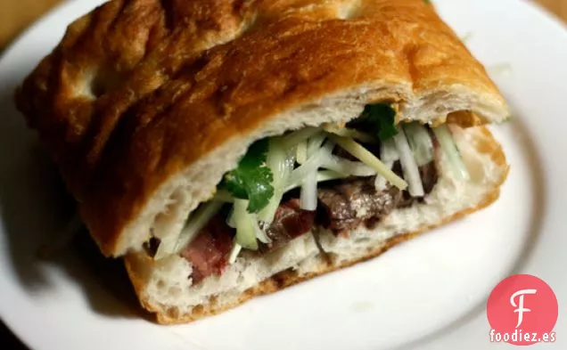Cena de esta noche: Sándwich de Carne con Pepino, Ensalada de Jengibre y Mayonesa de Chile Negro