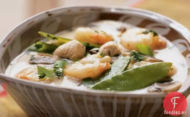 Sopa Tailandesa de Camarones y Pollo