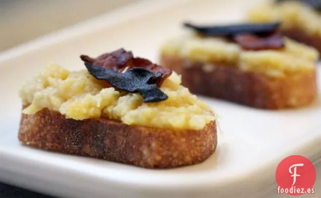 Crostini de Calabaza de Bellota con Tocino Crujiente y Salvia