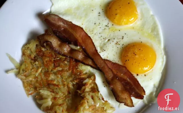 Alton Brown's 'Desayuno para hombres' con Tocino, Huevos y Papas fritas
