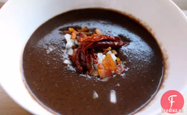 Sopa de Frijoles Chipotle con Tocino