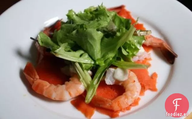 Salmón Ahumado con Camarones, Crema de Rábano Picante y Vinagreta de Lima