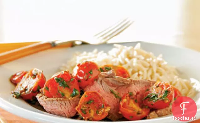 Bistec a la Parrilla con Guarnición de Tomate Caliente