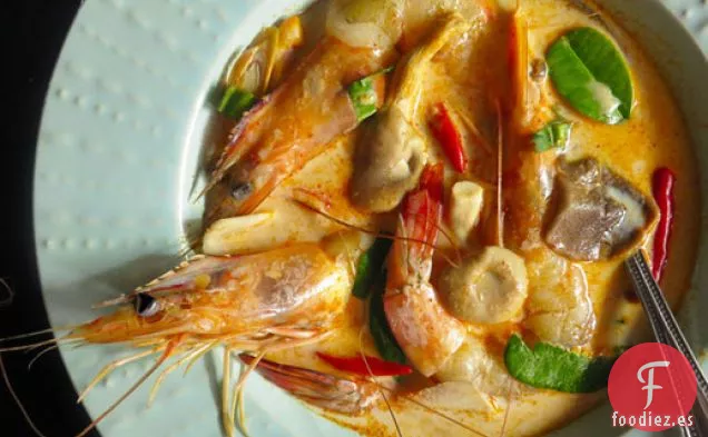 Cremoso Tom Yam Kung (Sopa Tailandesa Picante y Agria con Camarones)