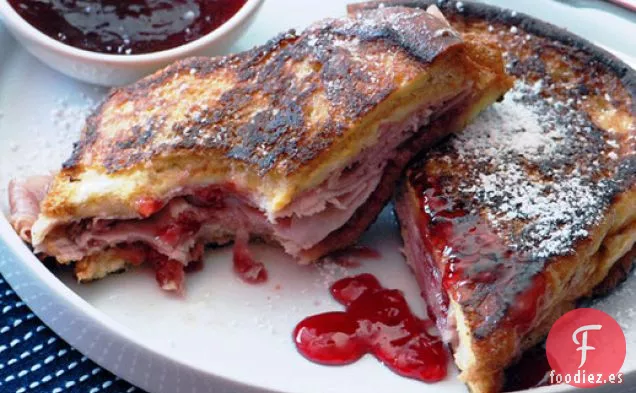 Sandwich Monte Cristo (Jamón Frito y Suizo con Gelatina de Grosella Roja)