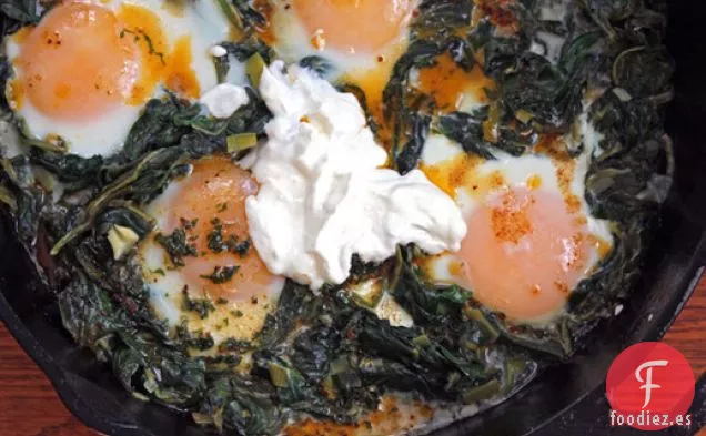 Huevos Horneados en sartén de Yotam Ottolenghi con Espinacas, Yogur y Mantequilla Especiada