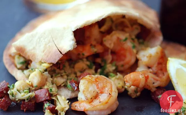 Sándwiches de Pita de Garbanzos, Camarones y Chorizo