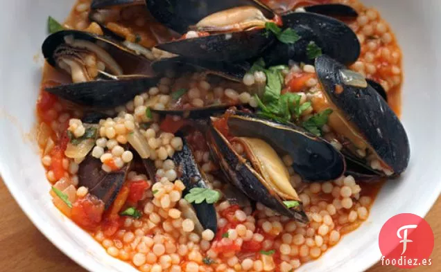 Mejillones con Cuscús Israelí y Tomates