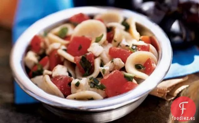 Orecchiette con Tomates, Mozzarella Fresca y Albahaca